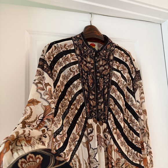 Farm Rio Sand Majestic Garden Lace Long Sleeve Mini Dress - Picture 2 of 8